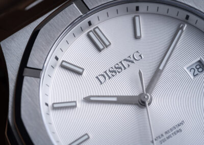 Smukt nærbillede af stål ur med hvid skive fra Ditur.dk - Dissing Octagon D1534 - Fotograf Anders Dissing